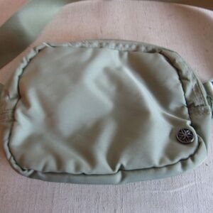 Gaiam Sidekick Fanny Pack Bag Bum Bag Sea Foam Green Zipper Festival